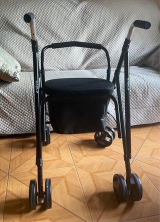 Andador ligero con asiento y respaldo