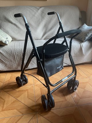 Andador ligero con asiento y respaldo