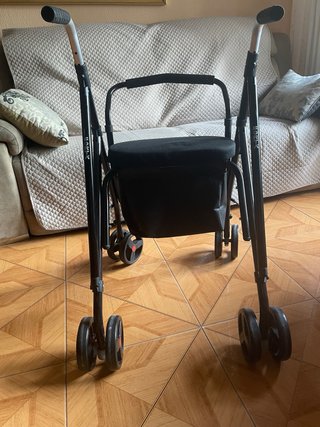 Andador ligero con asiento y respaldo