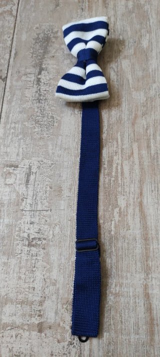 Pajarita de punto azul y blanco