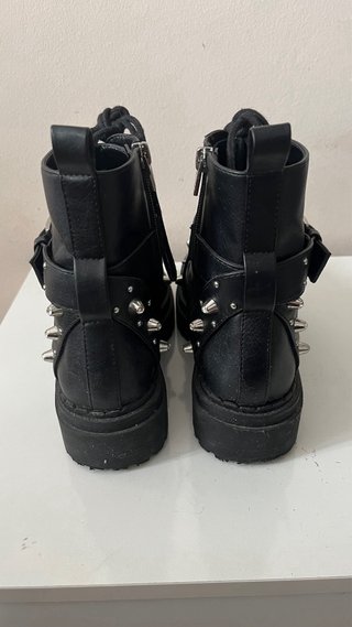 Botas Stradivarius negras con tachuelas