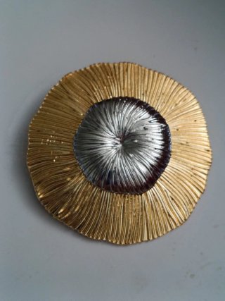 Broche redondo dorado y plateado joyas para mujer