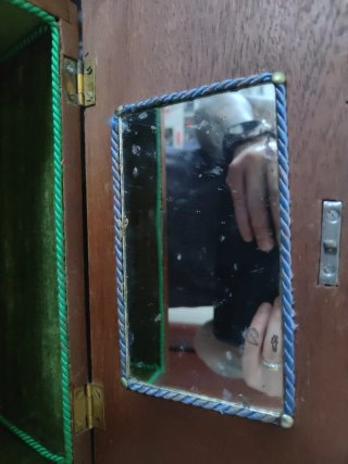 Caja antigua tallada a mano