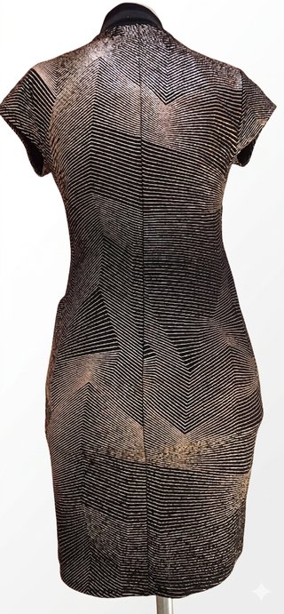 Vestido negro y dorado con estampado