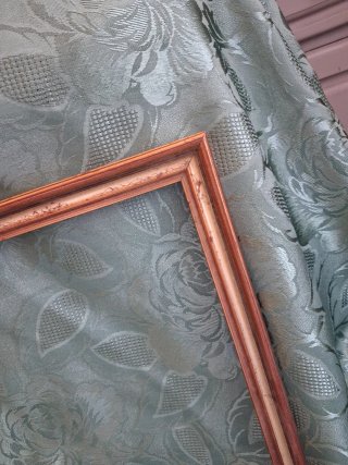 Cornice in legno marrone e oro