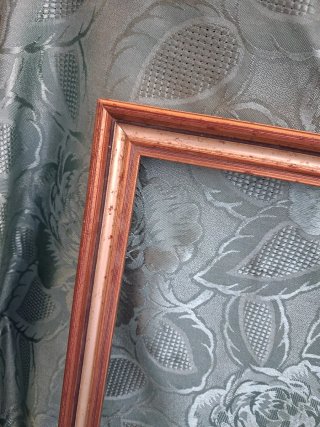 Cornice in legno marrone e oro