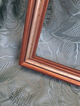 Cornice in legno marrone e oro
