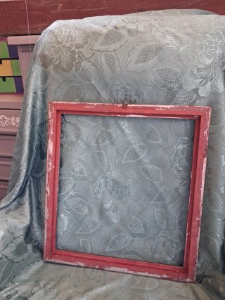 Cornice in legno marrone e oro