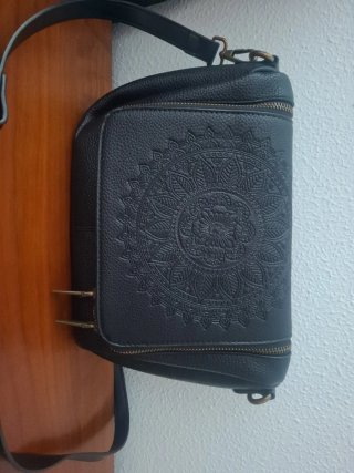 Bolso negro con diseño mandala