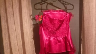 Top fucsia elegante con cinturón satinado
