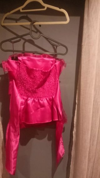 Top fucsia elegante con cinturón satinado