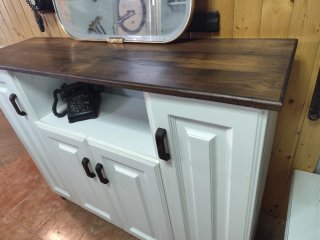 Aparador blanco y madera con espejo