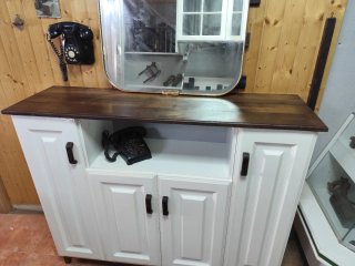 Aparador blanco y madera con espejo