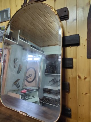 Aparador blanco y madera con espejo