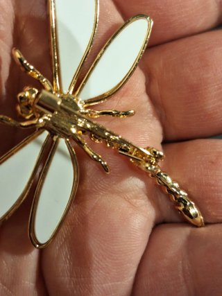 Broche libélula dorado con pedrería joyas de mujer