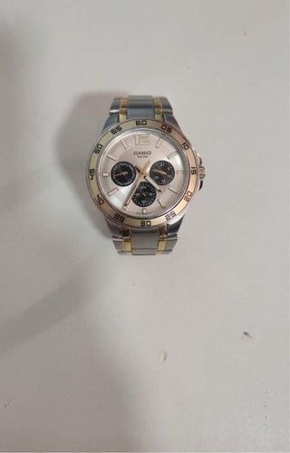 Reloj Casio Dorado y Plateado