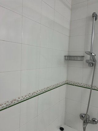 Baño completo: WC, bidet, bañera, lavabos y grifos