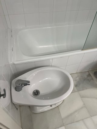 Baño completo: WC, bidet, bañera, lavabos y grifos