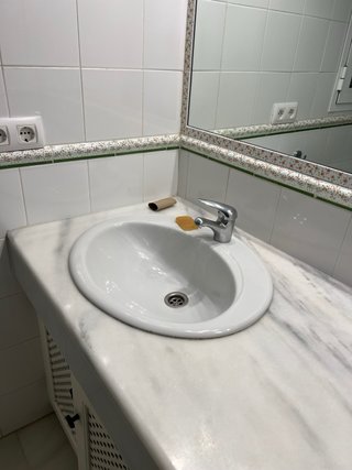 Baño completo: WC, bidet, bañera, lavabos y grifos