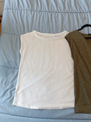 Lote 2 blusas dorada y blanca