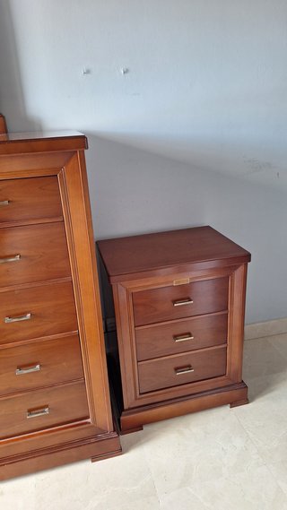 Cómoda con espejo y 2 mesitas de noche