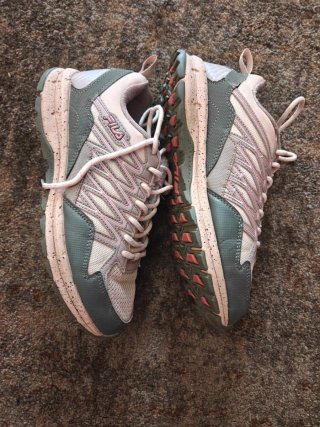 Zapatillas Fila grises y rosas
