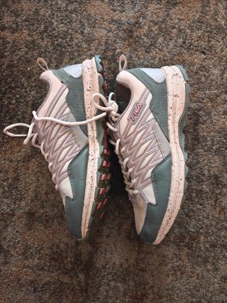 Zapatillas Fila grises y rosas