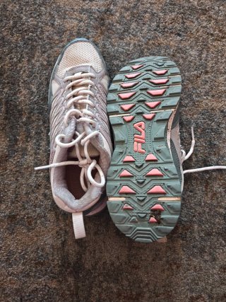 Zapatillas Fila grises y rosas