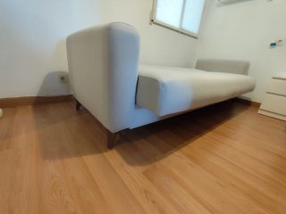 Sofá cama beige con cojines
