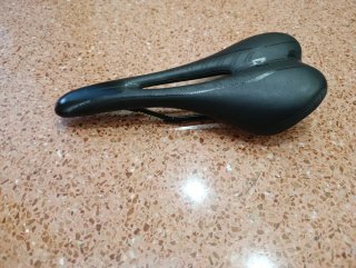 Sillín MASSI de bicicleta negro