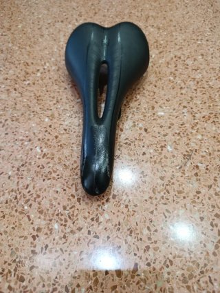 Sillín MASSI de bicicleta negro