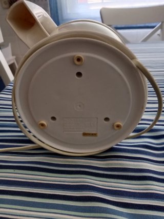 Exprimidor de cítricos eléctrico amarillo