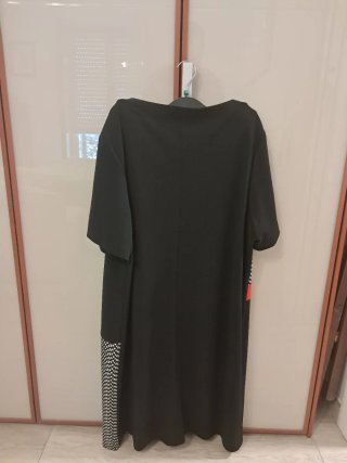 Vestito elegante nero con dettagli rossi