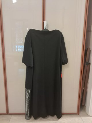 Vestito elegante nero con dettagli rossi