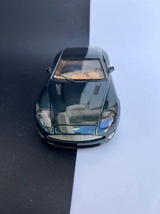 Aston Martin Vanquish 1/18 Burago