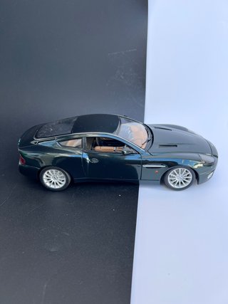 Aston Martin Vanquish 1/18 Burago