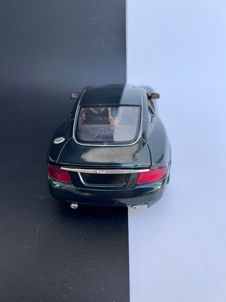 Aston Martin Vanquish 1/18 Burago