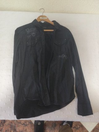 Camisa de hombre gris y negra