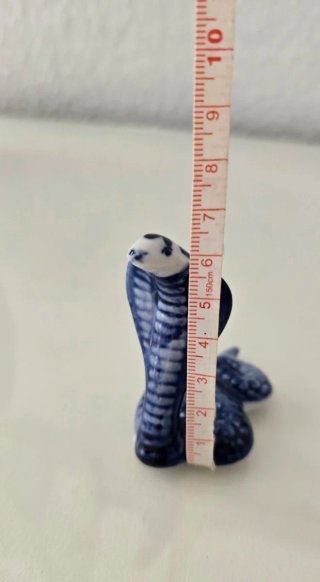 Figura de porcelana Gzhel serpiente