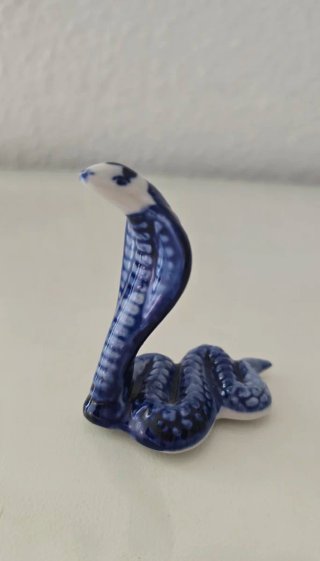 Figura de porcelana Gzhel serpiente