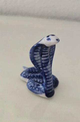 Figura de porcelana Gzhel serpiente