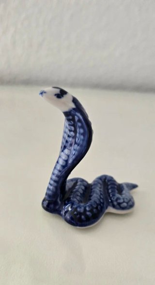 Figura de porcelana Gzhel serpiente