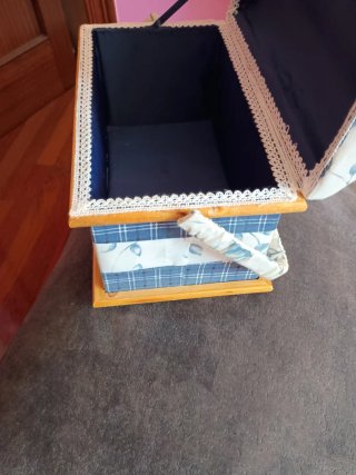 Costurero de tela con asa y madera