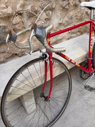 Bicicleta de carreras BH Roja