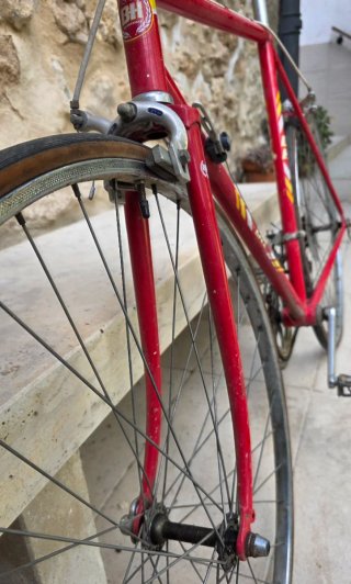 Bicicleta de carreras BH Roja