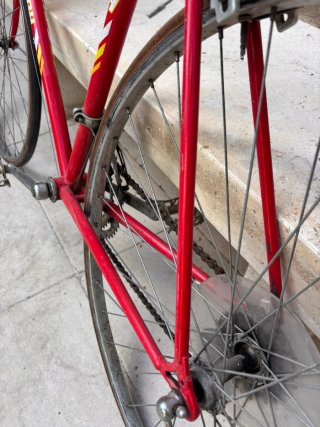 Bicicleta de carreras BH Roja