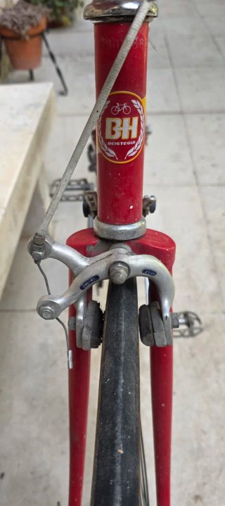 Bicicleta de carreras BH Roja