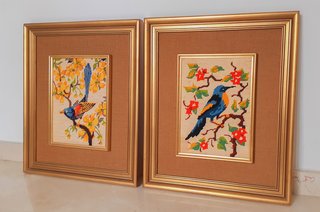 2 cuadros de pájaros bordados a mano. Sin cristal.