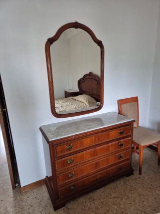 Cómoda de madera con tapa de mármol