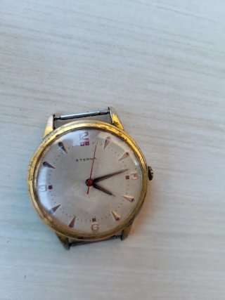 Reloj de pulsera dorado y blanco